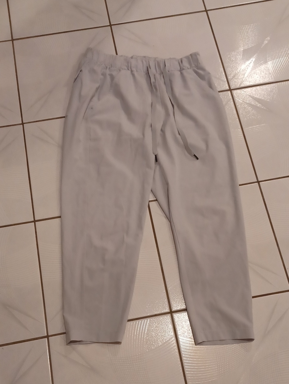 4/$80 Under Armour Light Gray Elastic Waist Pants - Size Medium